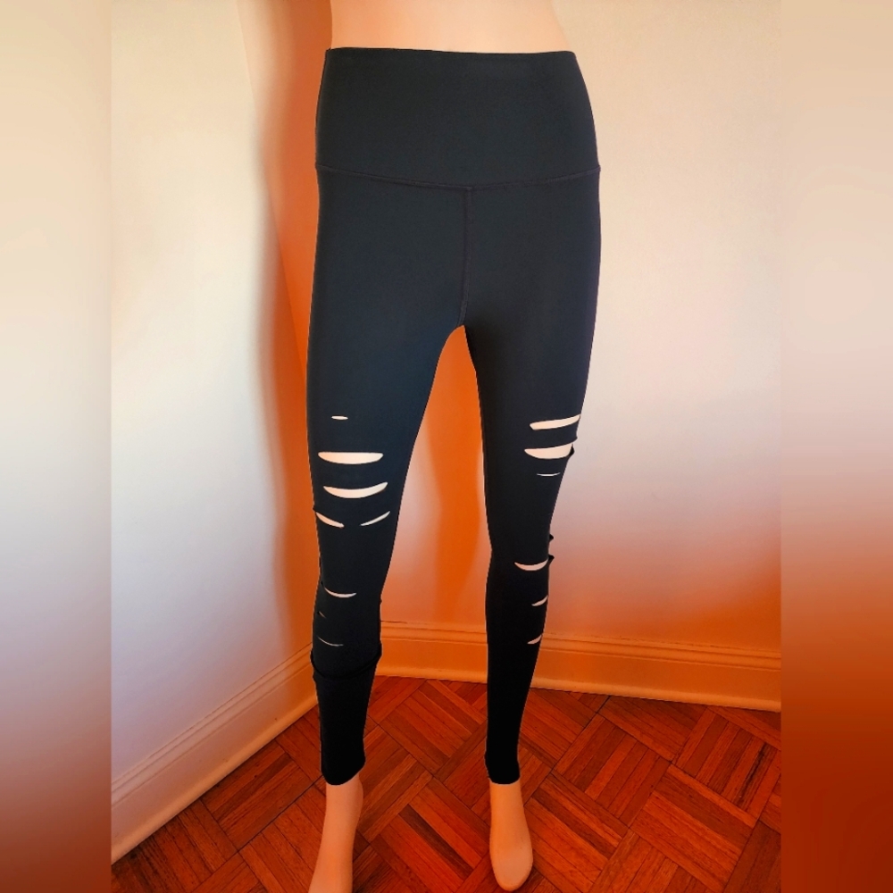 Lightly worn navy Alo Yoga leggings